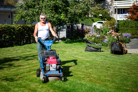 Beat Röllin bei der Arbeit: Rasenmähen
